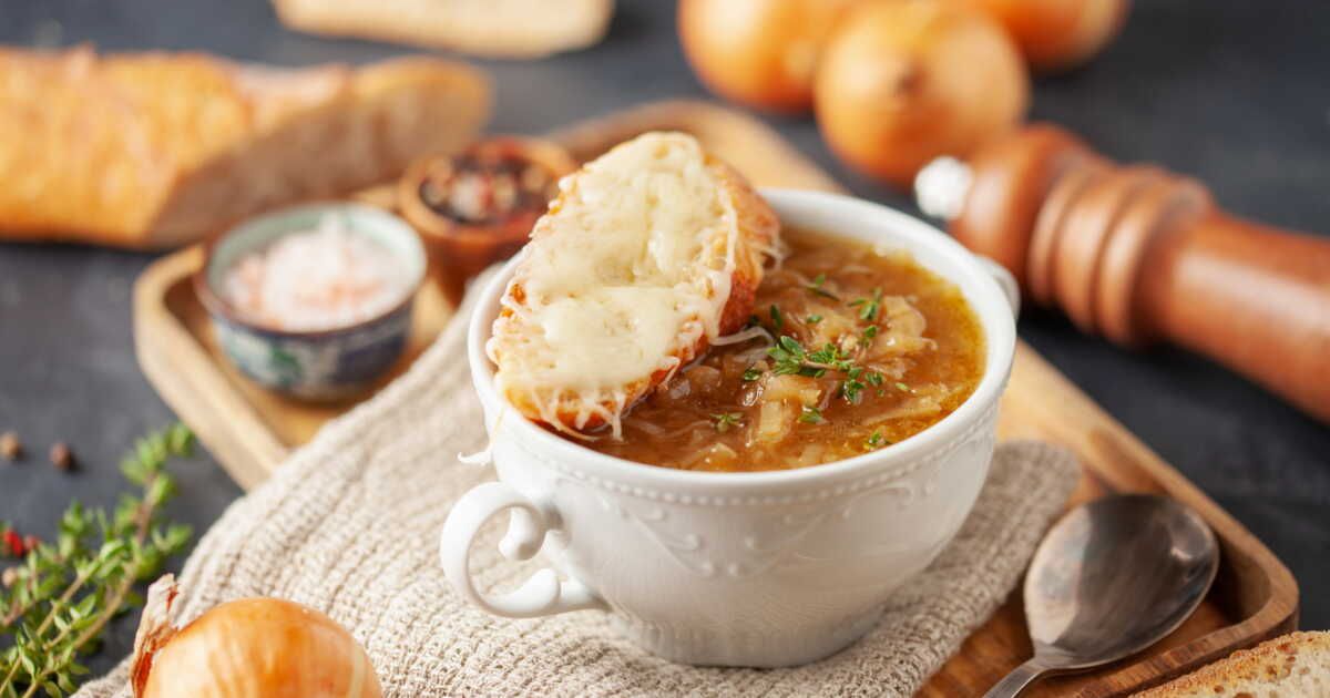 la soupe à l’oignon gratinée à la raclette : un réconfort hivernal à savourer