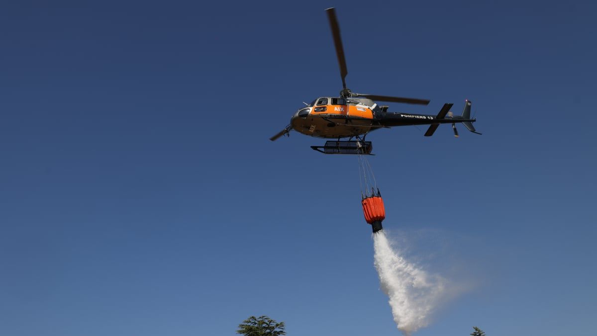 Incendie spectaculaire bloque de nouveau l'autoroute A9 à Rochefort-du-Gard