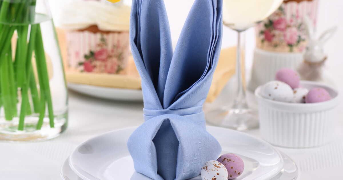 Une jolie table pour Pâques : l’astuce pour plier des serviettes