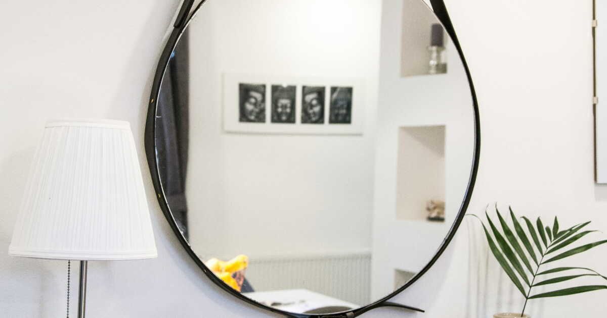 Comment accrocher un miroir sans cadre ? 3 solutions à tester