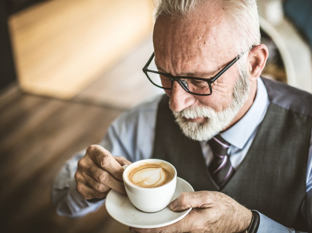 Le café, allié surprenant contre la démence chez les seniors