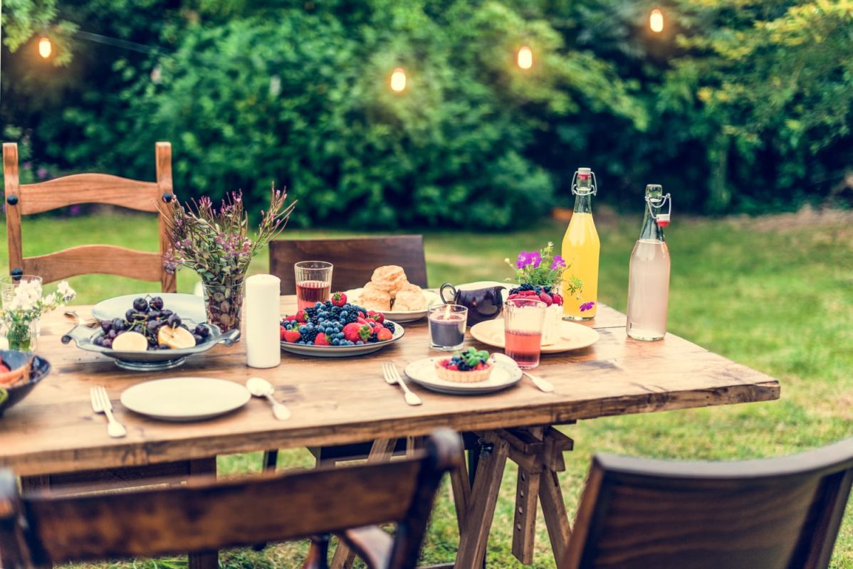 des astuces pour éloigner les insectes pendant vos repas en plein air