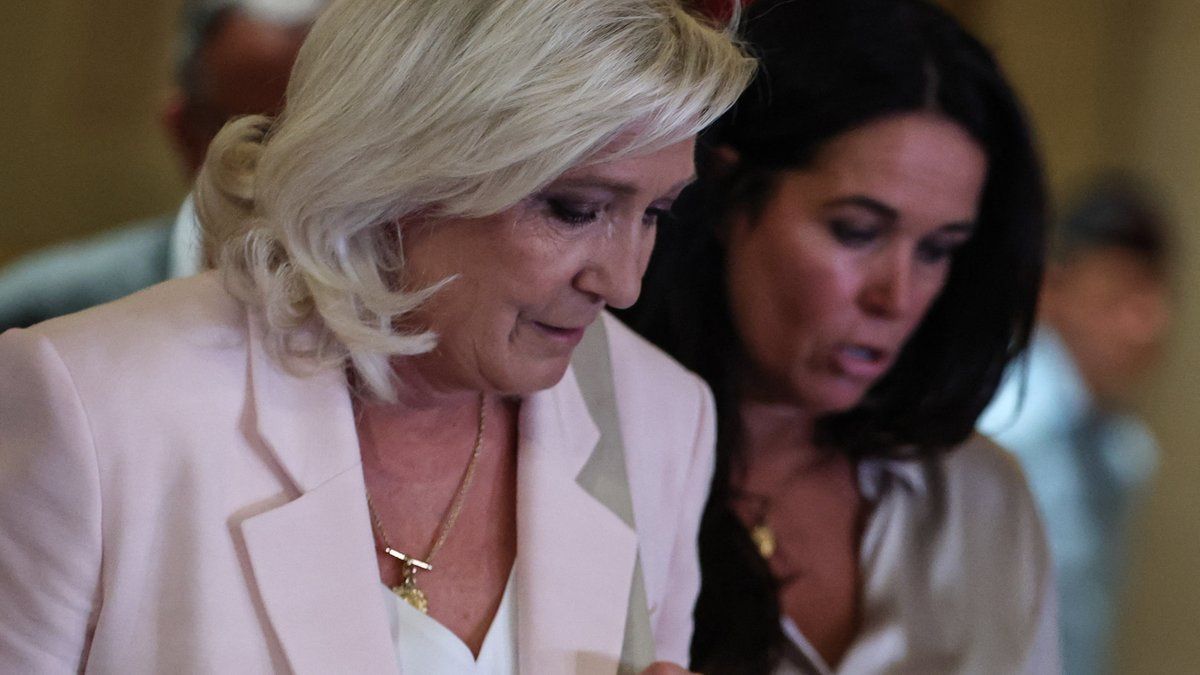 Marine Le Pen et son avenir : peut-elle vraiment braver la campagne avec un bracelet électronique ?