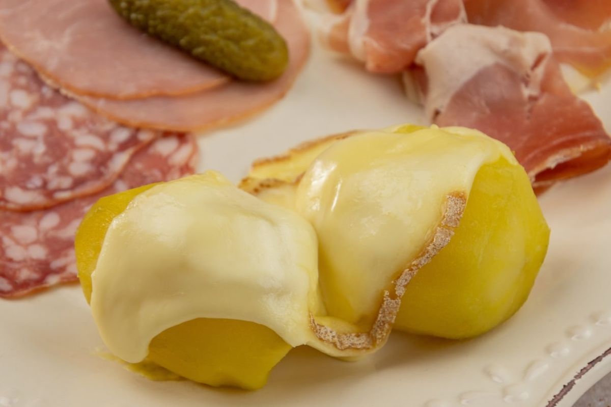 Raclette allégée : découvrez le fromage qui fond sans culpabilité