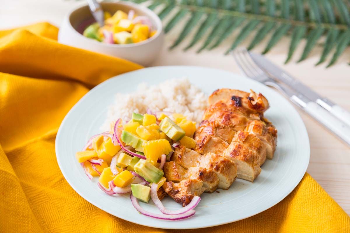 Poulet grillé à la salsa d'avocat et à la mangue