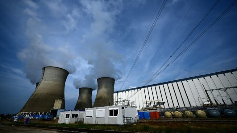 des réacteurs nucléaires à l'arrêt en france à cause de la chaleur persistante
