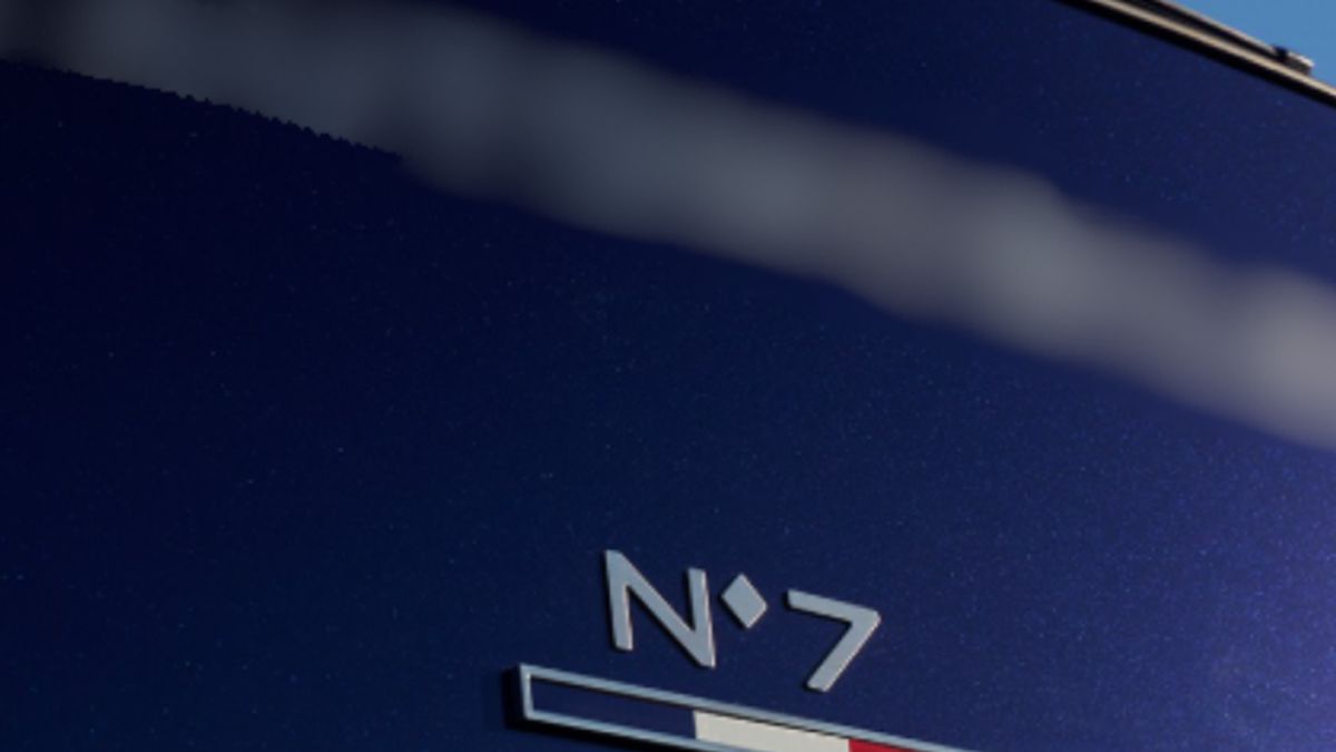 la nouvelle voiture présidentielle d’emmanuel macron : une ds n°7 100% électrique