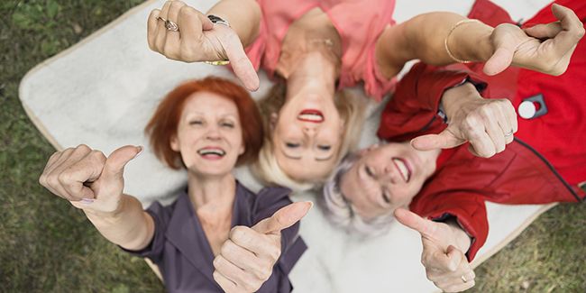 Maintenir un moral solide après 60 ans : conseils et stratégies