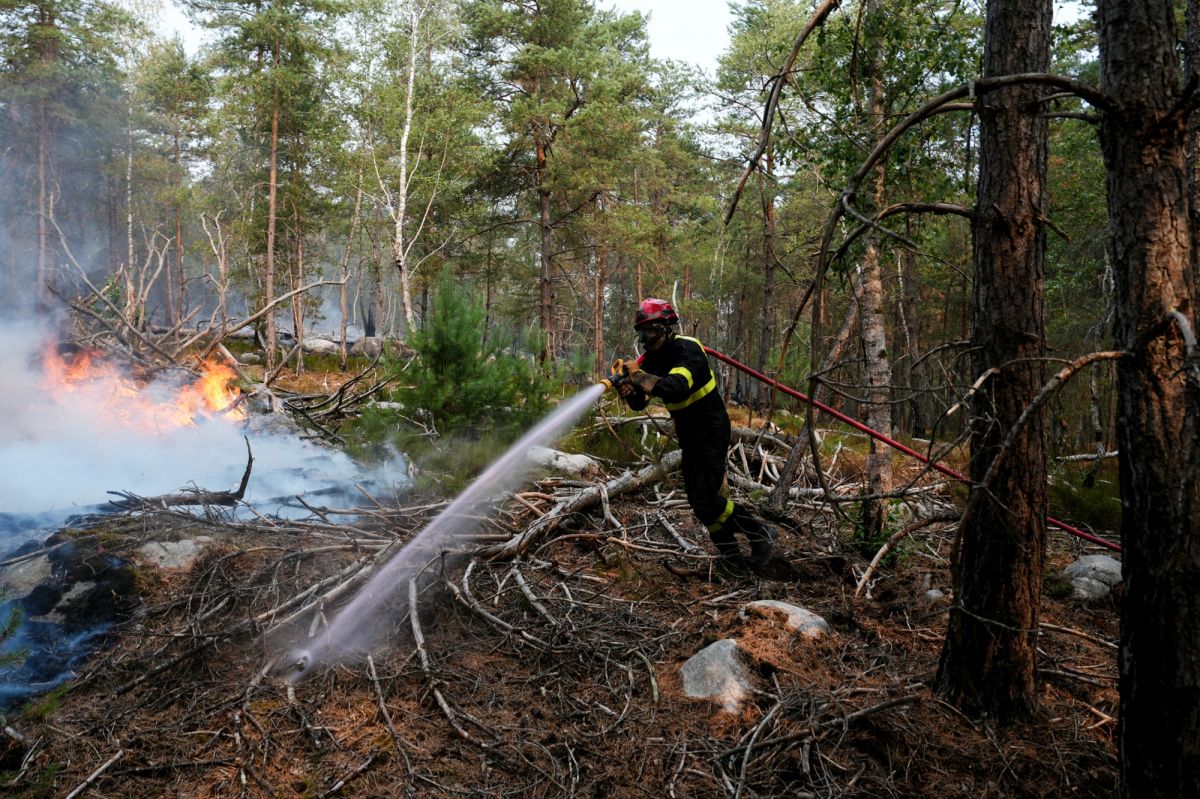 Canicule et incendies : 31 départements en alerte orange, Macron sur place