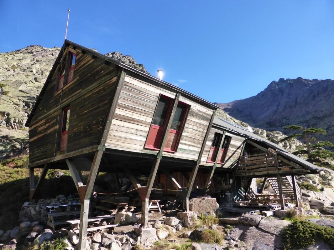 Un incendie en Corse bloque 200 randonneurs sur le GR20