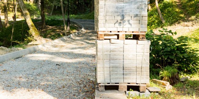Allée carrossable : pavés ou dalles béton, quel choix privilégier ?